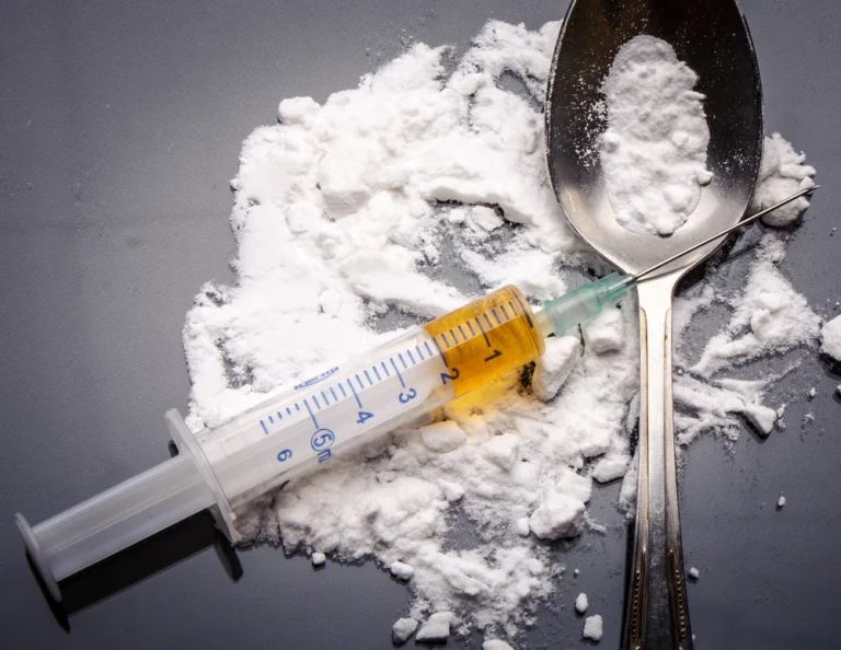 Heroin Addiction: Signs, Timeline, & Detox for Heroin