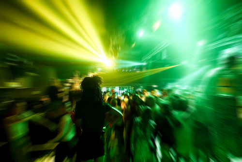 young people at a nightclub, blurry. person experiencing molly overdose symptoms
